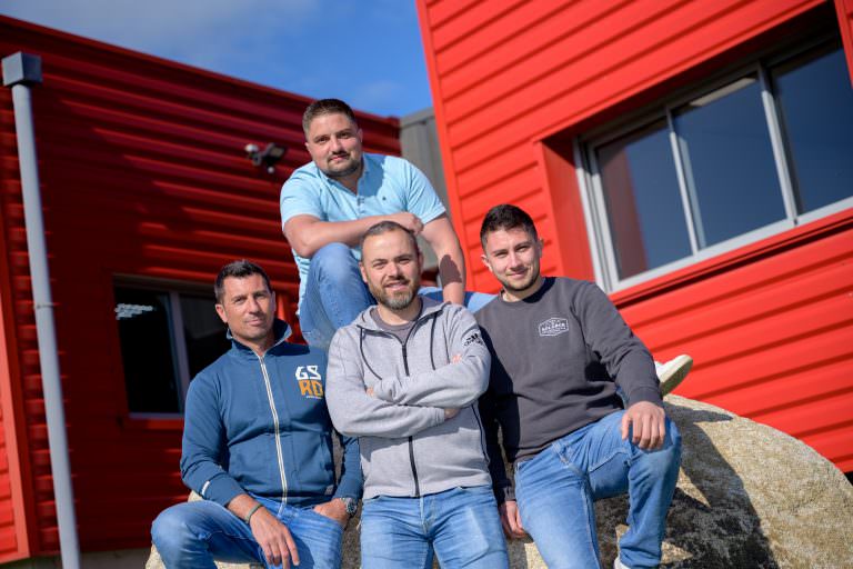 Brice, Frédéric, Thierry et Hugo devant le bâtiment d'Agriviande